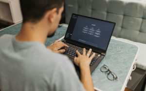 From ELIZA to ChatGPT: AI vs. Human Therapists in Modern Therapy